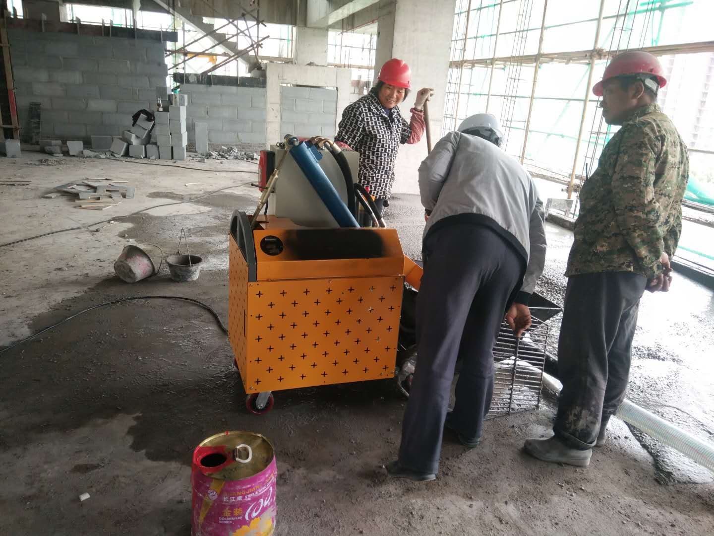 二次結構柱輸送泵施工現場